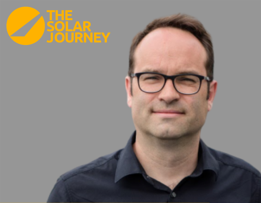 Portraitfoto, Schriftzug The Solar Journey/Verlinkung führt zum Podcast