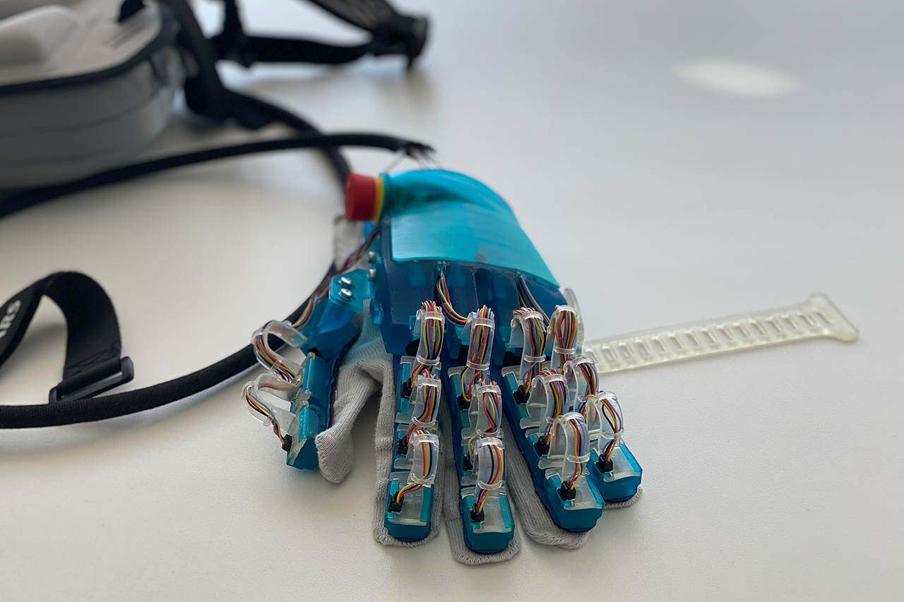 Exohand Recovics © HTWK Leipzig Exohand prototype, resembling a blue glove with cables and connectors