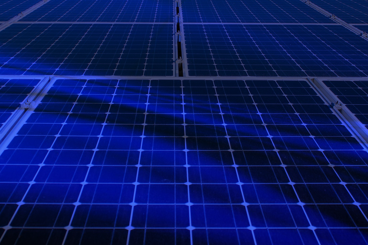Nahaufnahme eines Solarmoduls, blaugefärbt/bei Verlinkung führt Link zur Projektwebsite