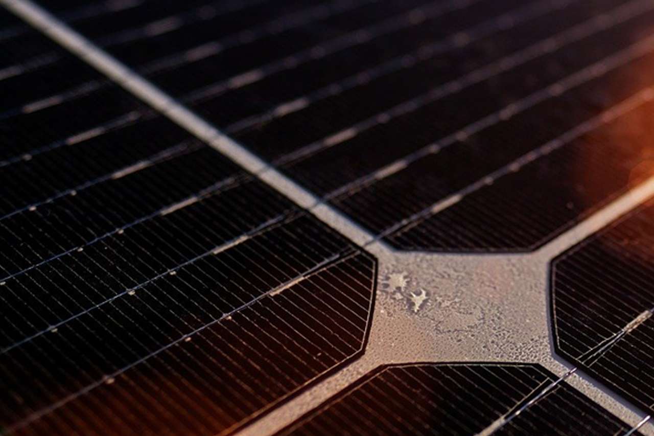 Detailaufnahme eines Photovoltaikpanels/Verlinkung führt zur Projektwebsite