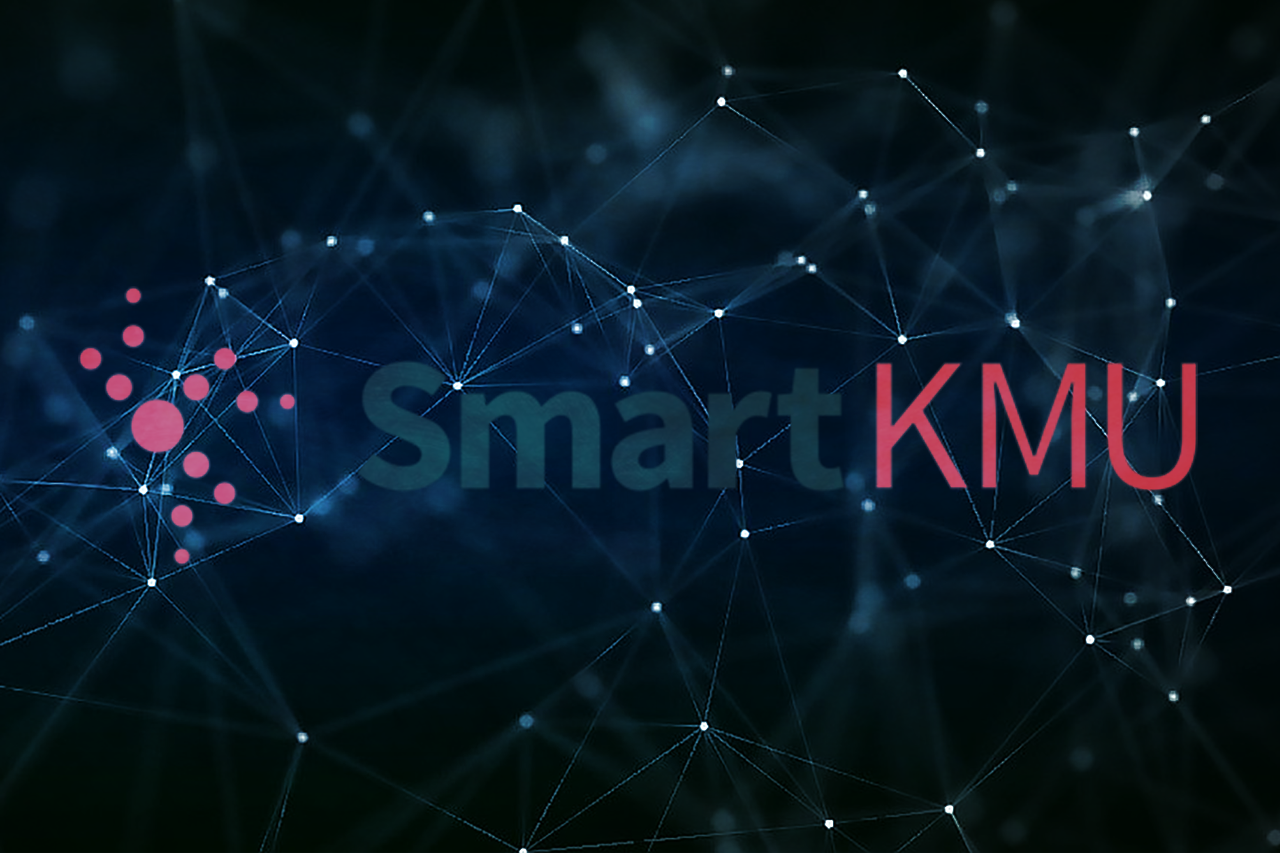 Logo von SmartKMU, im Hintergrund Netzwerkbild mit hellen Partikeln und hellen Linien, dunkler Hintergrund