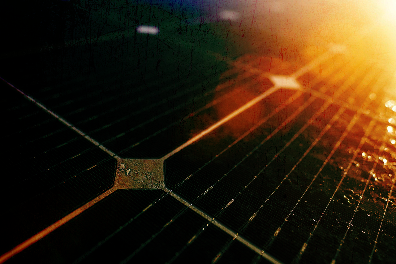 Close-up of a solar panel, red and yellow light / Link leads to the project website