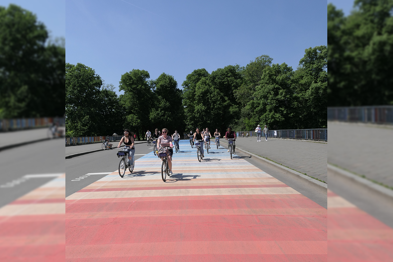 die Sachsenbrücke in Leipzig mit ihren Streifen zur Anzeige des Klimawandels