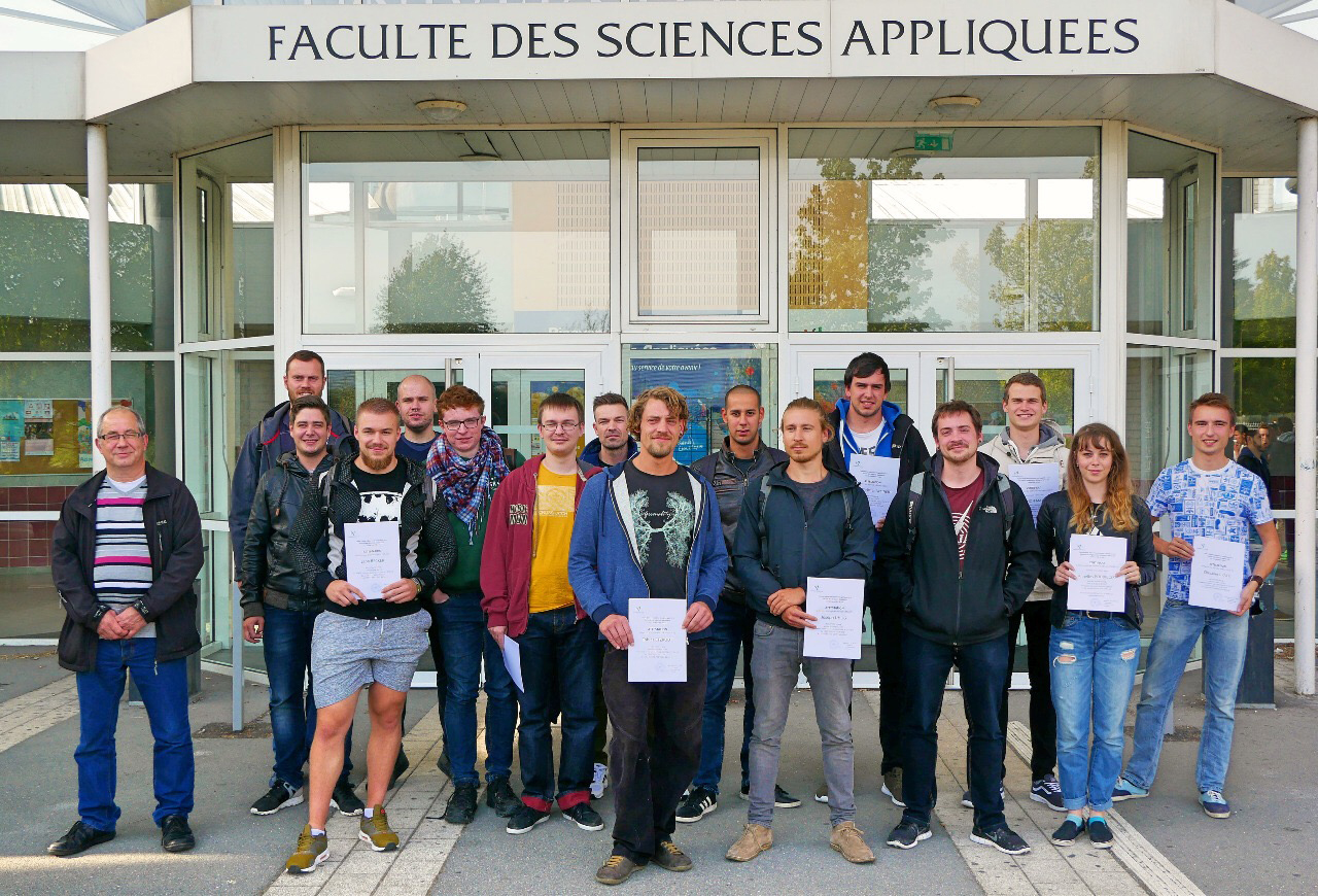 Gruppenfoto der Leipziger Studierenden vor Gebäude der französischen Universität