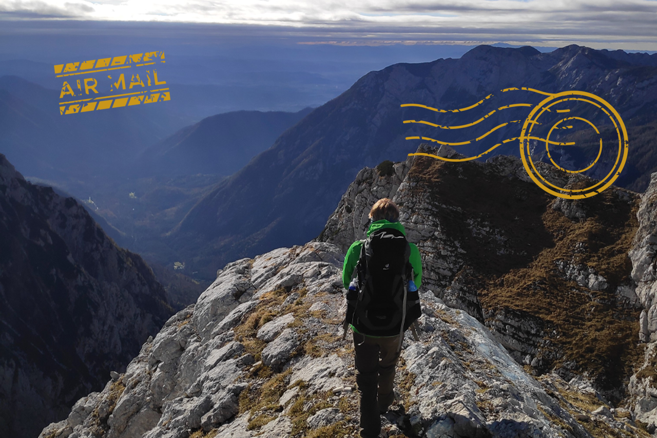 Postkarte mit Blick in die Berge/Verlinkung führt zu Auslandsbericht