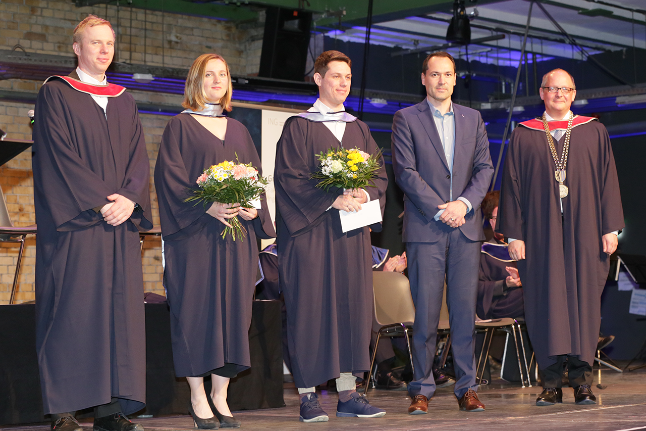 Gruppenfoto, alle Personen im Talar
