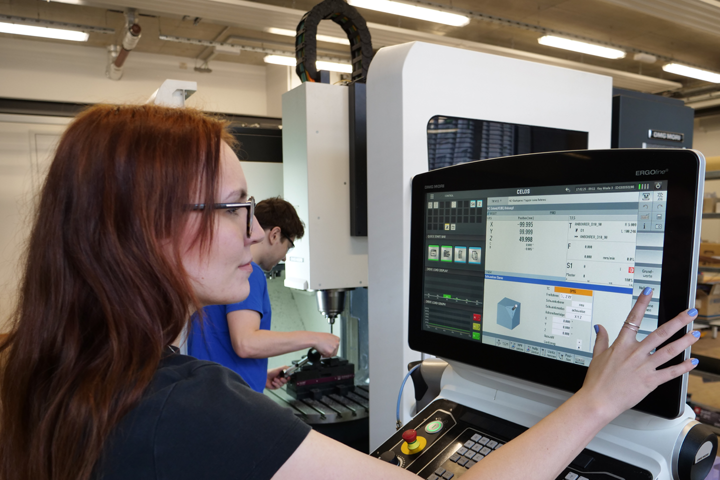 Weibliche Person bedient Terminal der Werkzeugmaschine im Hintergrund die Werkzeugmaschine und Laboringenieur Lukas Kube/bei Verlinkung führt Link zur Studiengangswebsite