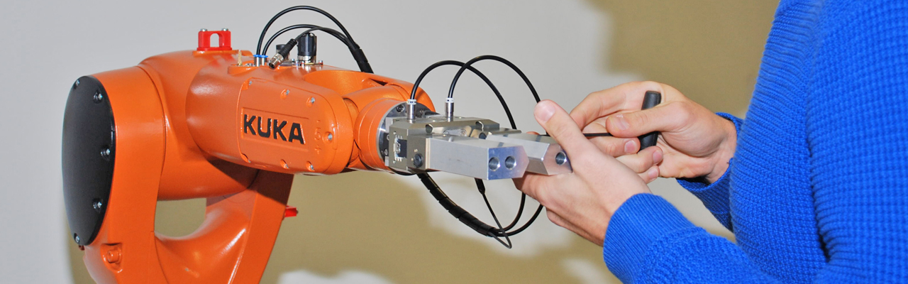 Neue Werkzeuge werden an einen Roboterarm montiert