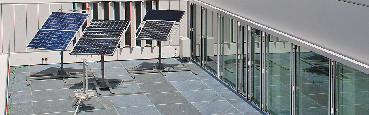 Dachterrasse der Fakultät Ingenieurwissenschaften mit Blick auf die Photovoltaikanlage